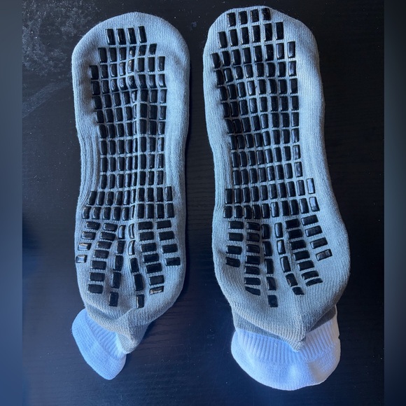 Non skid socks with rubber bottoms. Rative socks - Picture 5 of 8